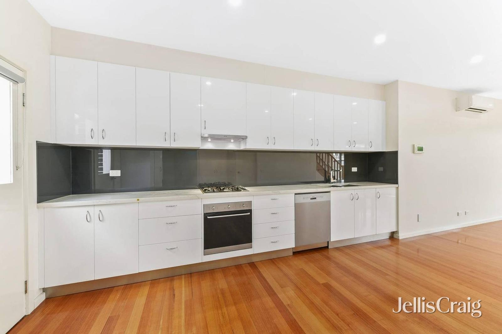 1/1 Sampson Drive, Mount Waverley image 6