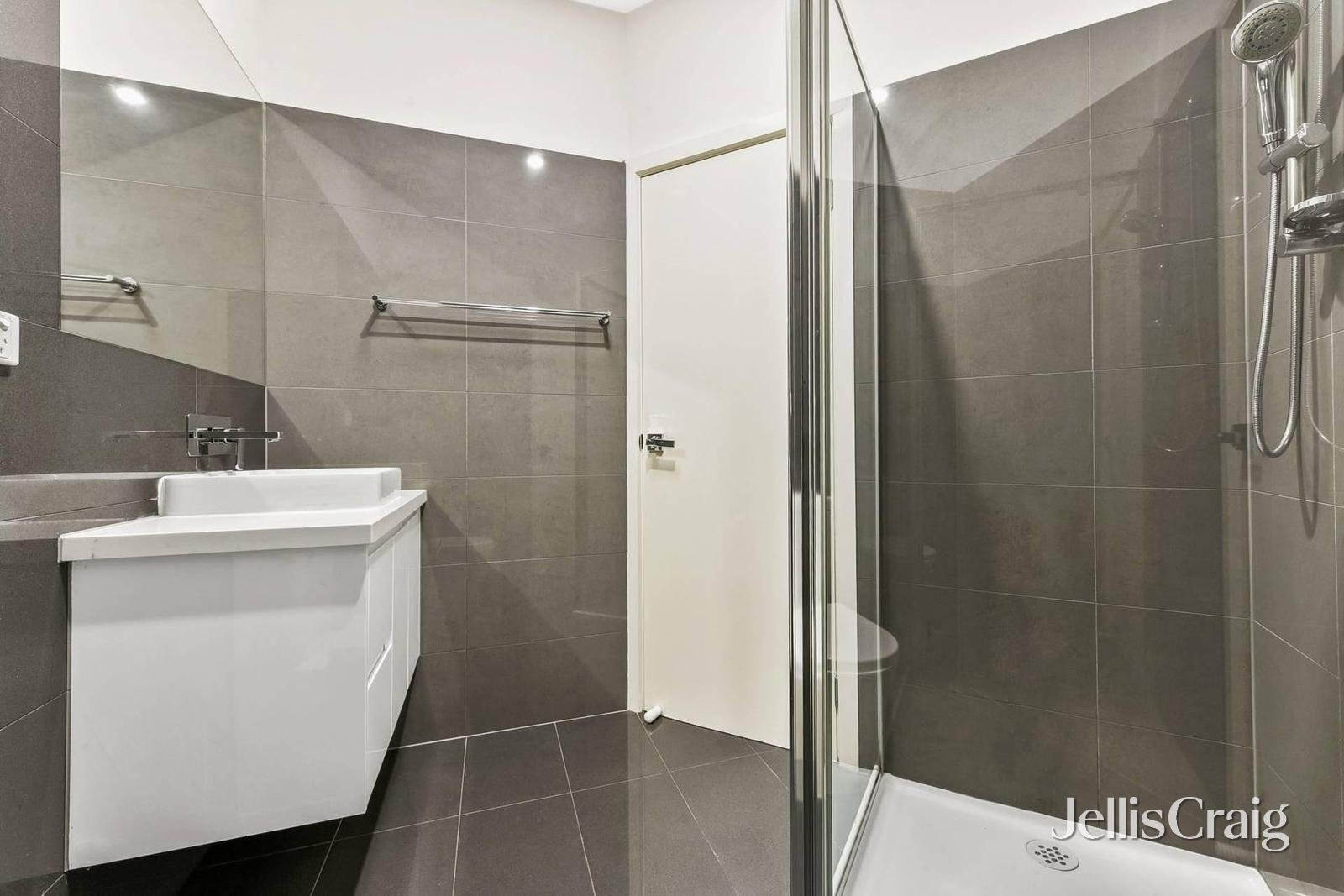 1/1 Sampson Drive, Mount Waverley image 11