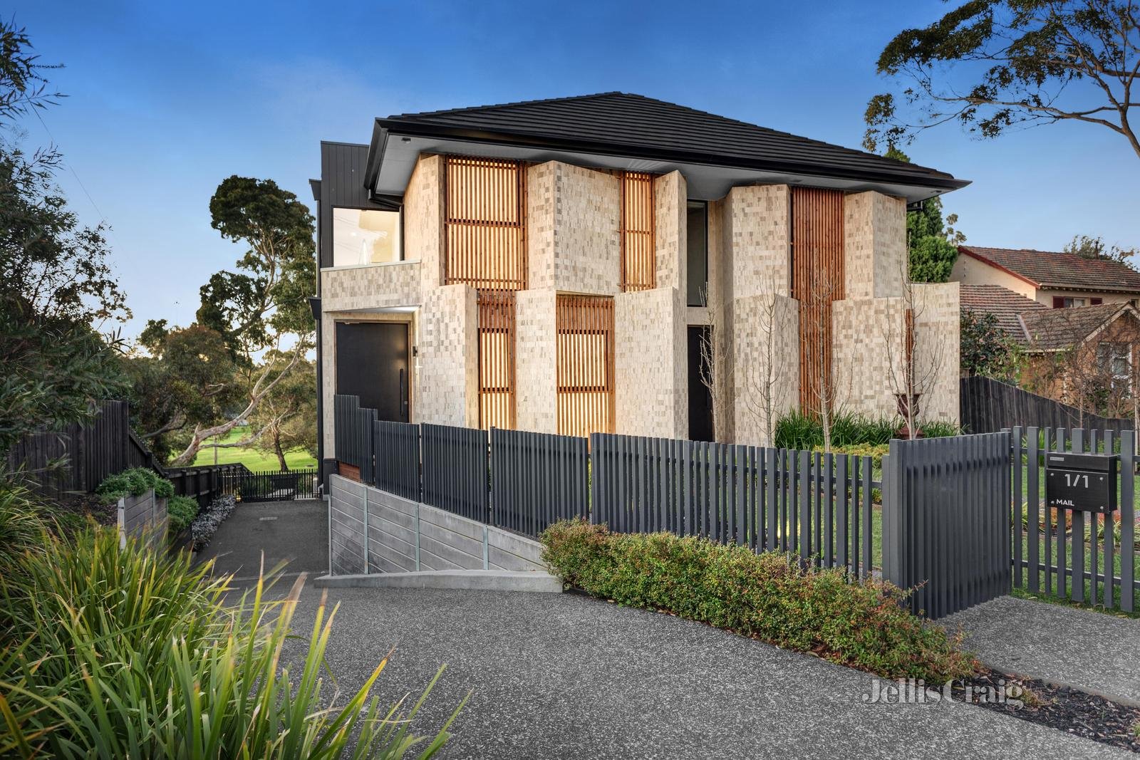 1/1 The Boulevard, Balwyn North image 1