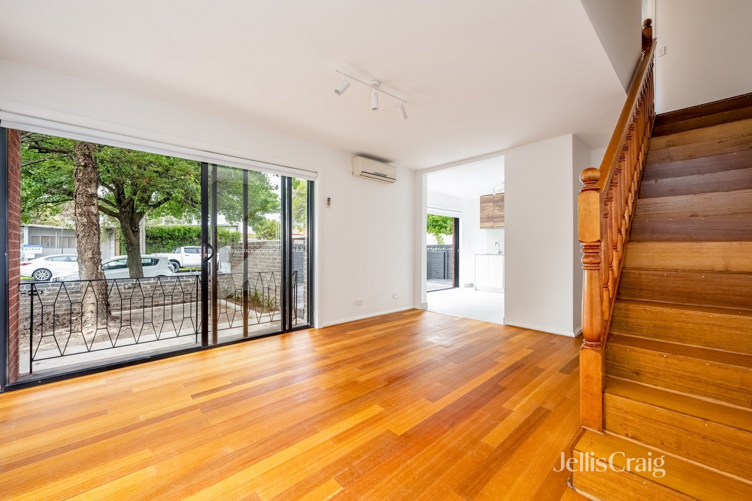 1/1 The Grove, Coburg image 1