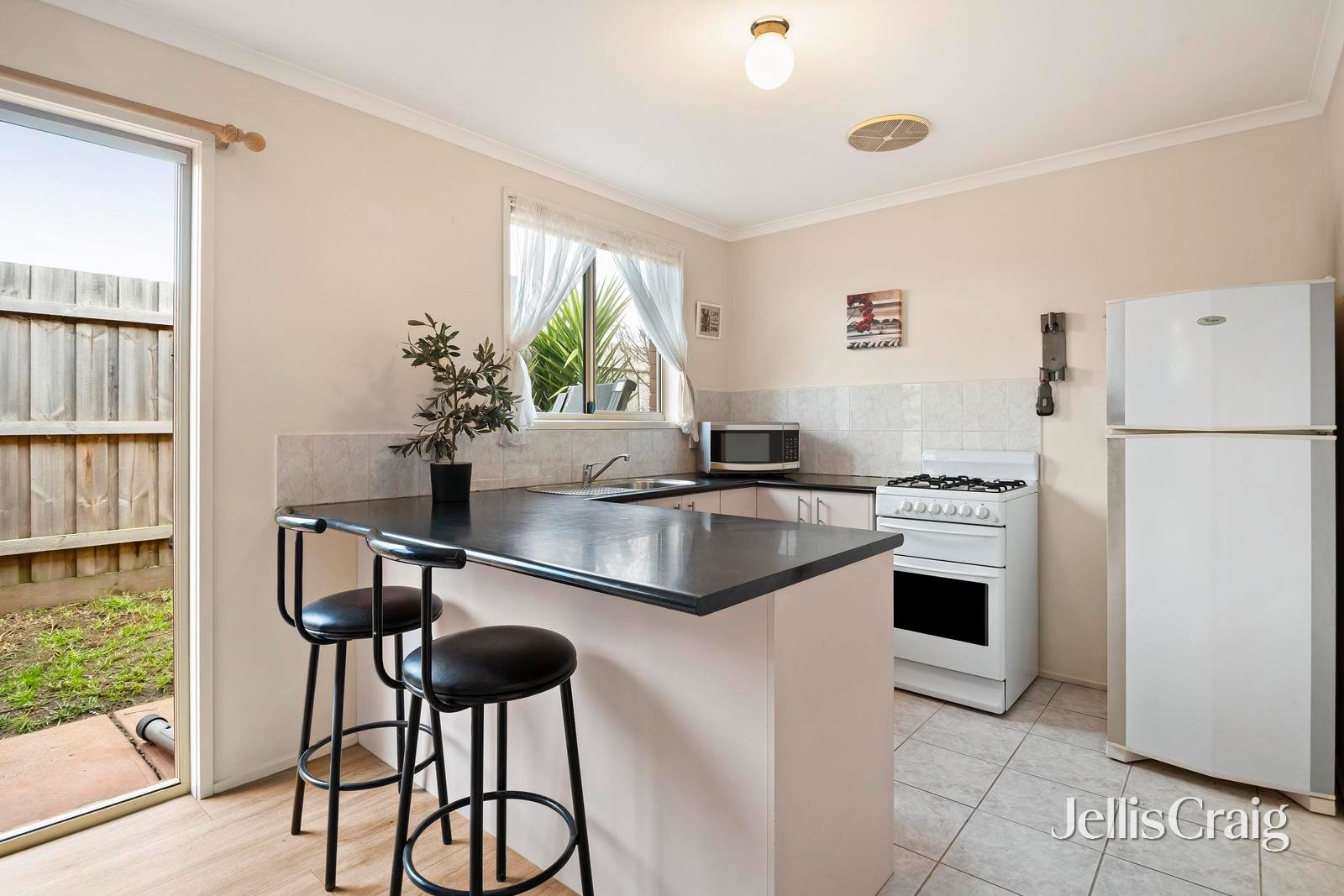 11 Valley Court, Croydon South image 4