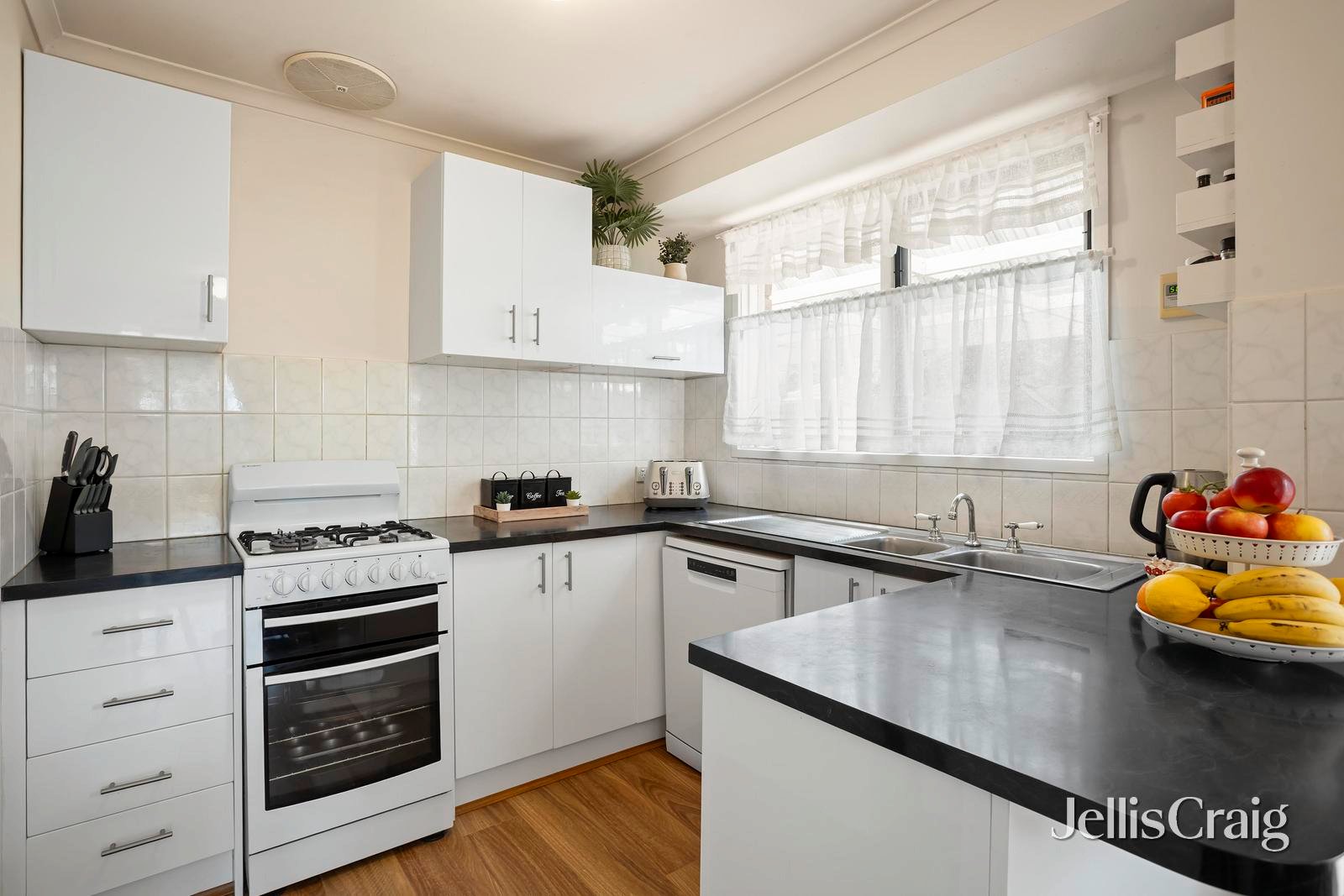 11 Valley Court, Croydon South image 6