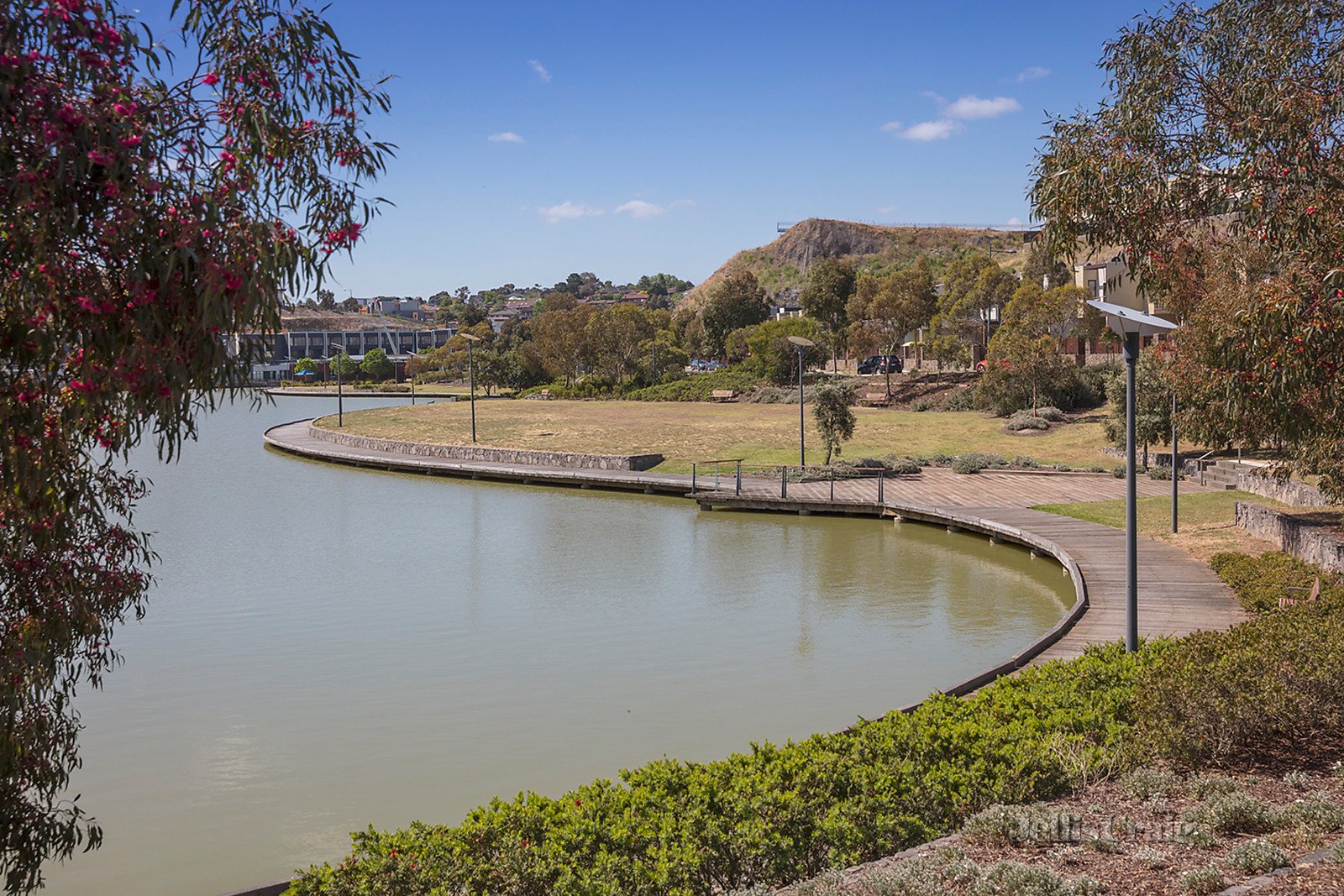 11 Valley Lake Boulevard, Keilor East image 4