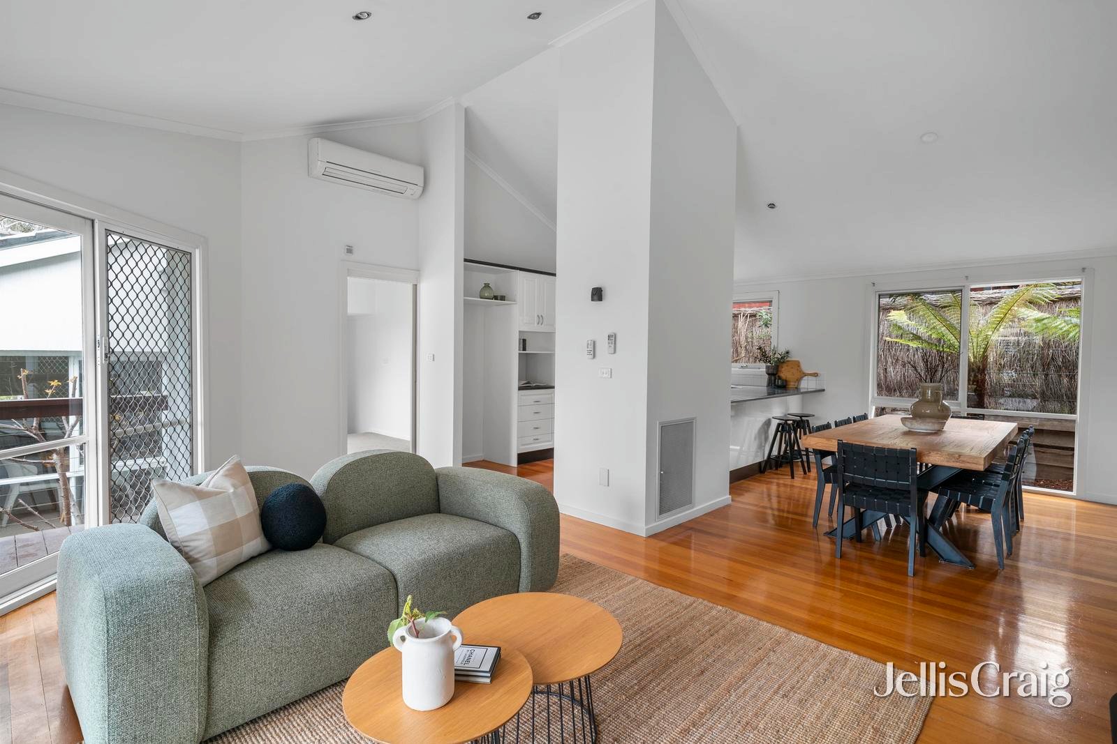 11 Valley Park Grove, Eltham image 4