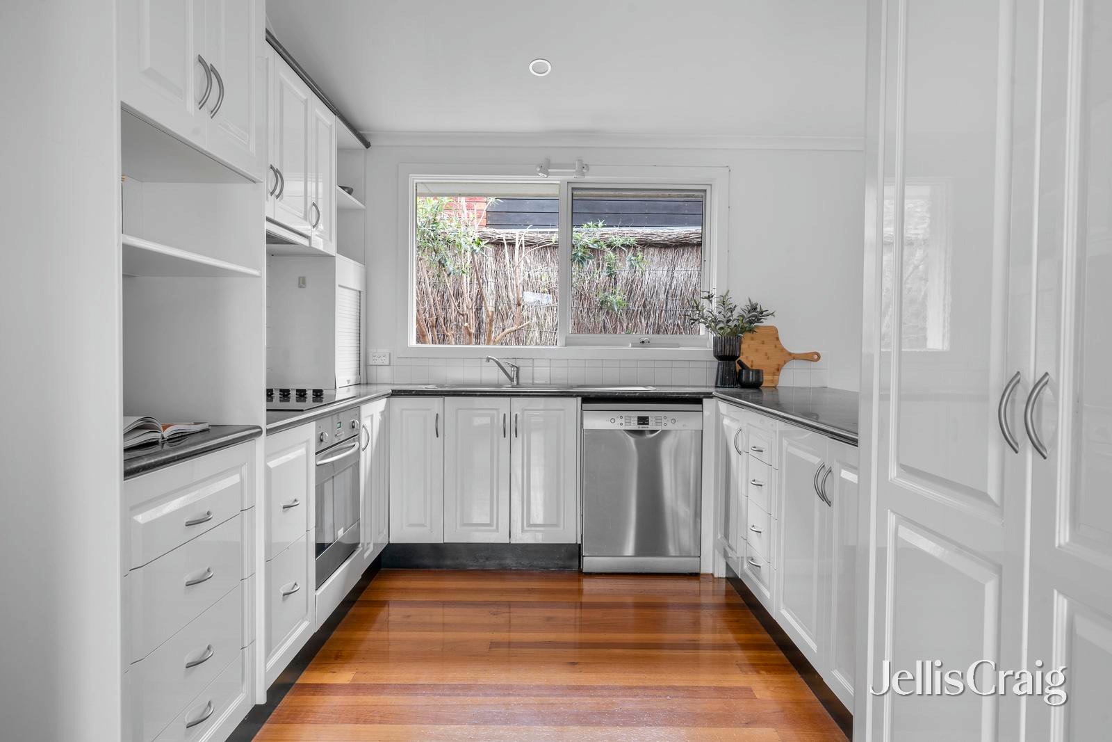 11 Valley Park Grove, Eltham image 6