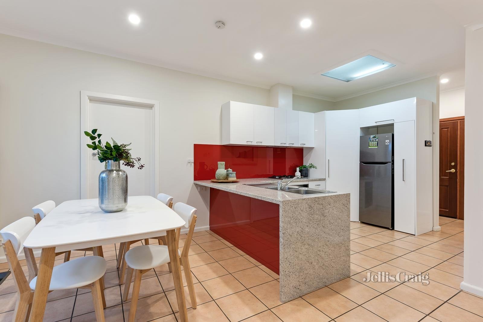 1/1 Watsons Road, Glen Waverley image 3