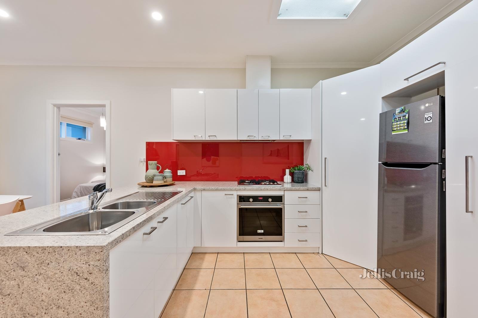 1/1 Watsons Road, Glen Waverley image 2