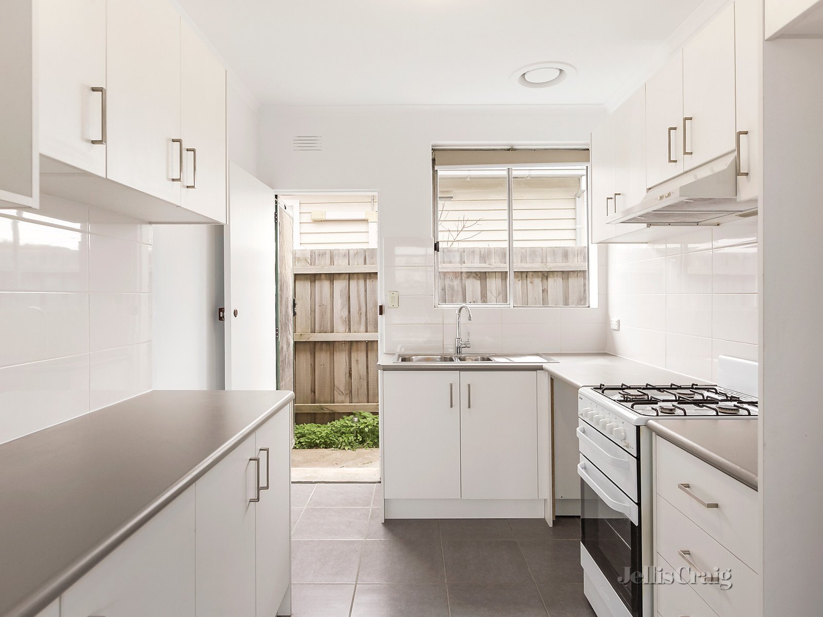 1/10 Cook Street, Brunswick West image 2