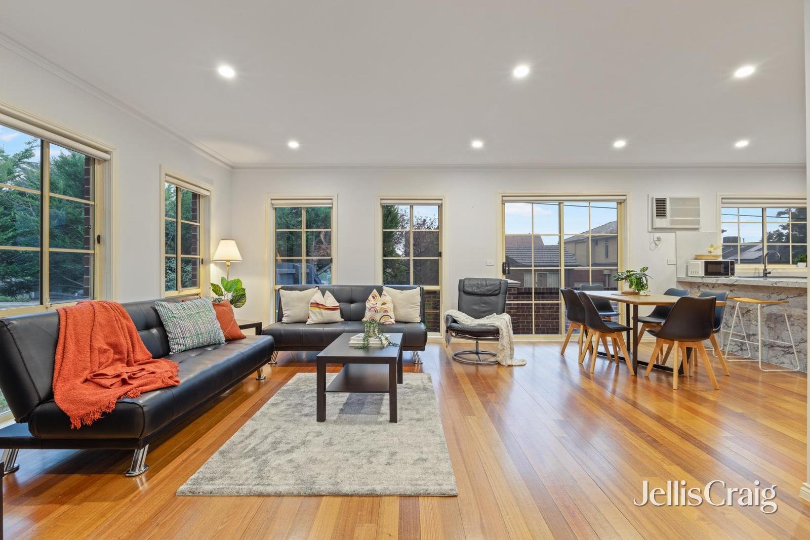 1/10 Hammence Street, Glen Waverley image 2