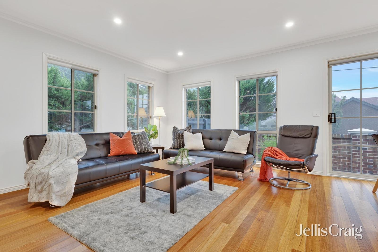 1/10 Hammence Street, Glen Waverley image 3