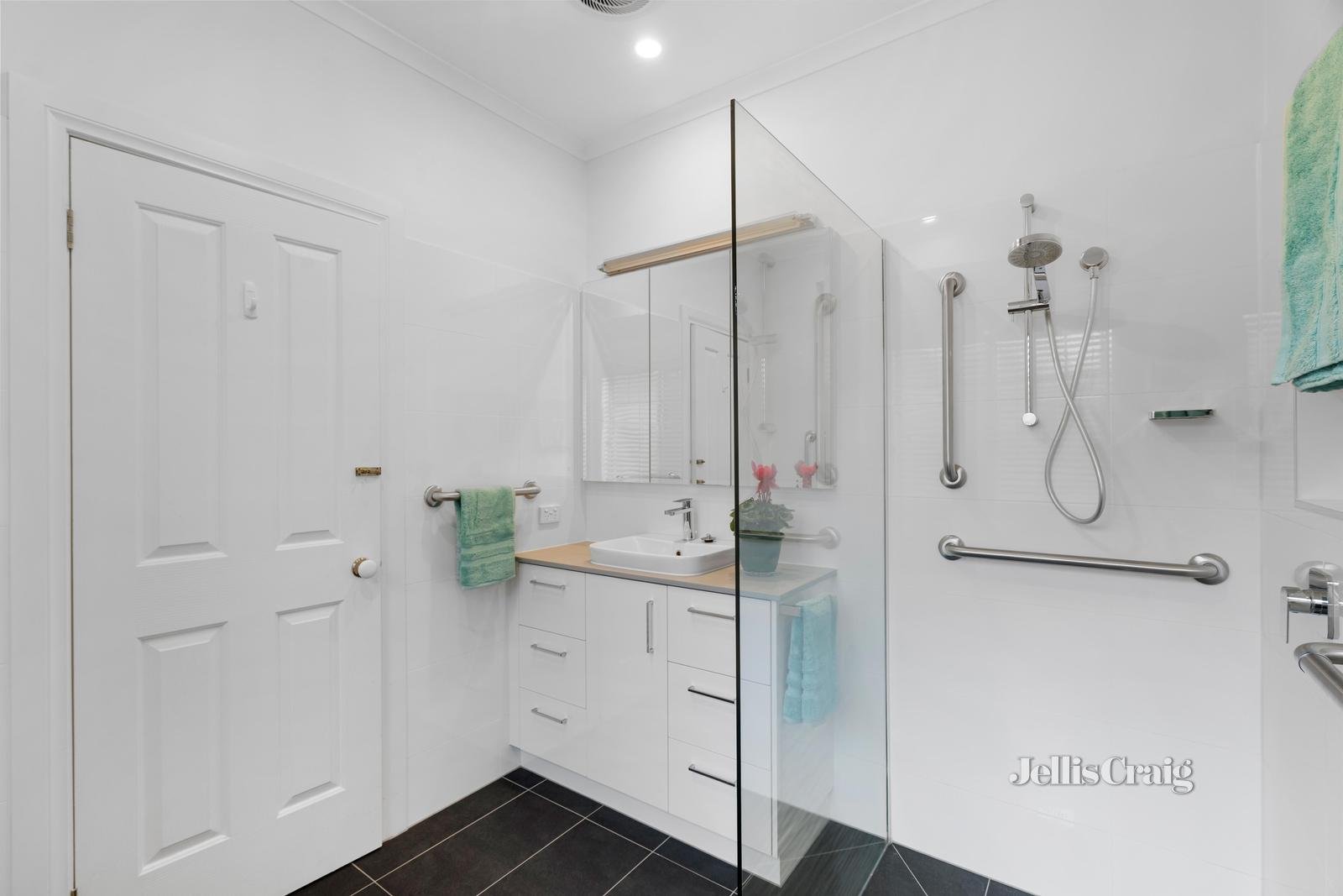 1/10 Lemana Crescent, Mount Waverley image 8