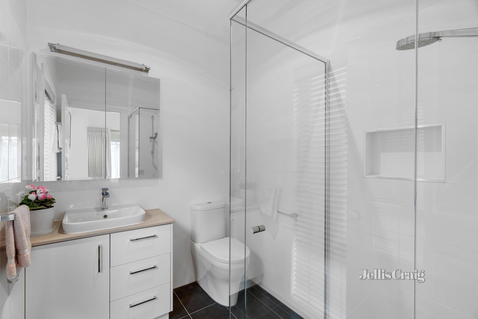 1/10 Lemana Crescent, Mount Waverley image 9