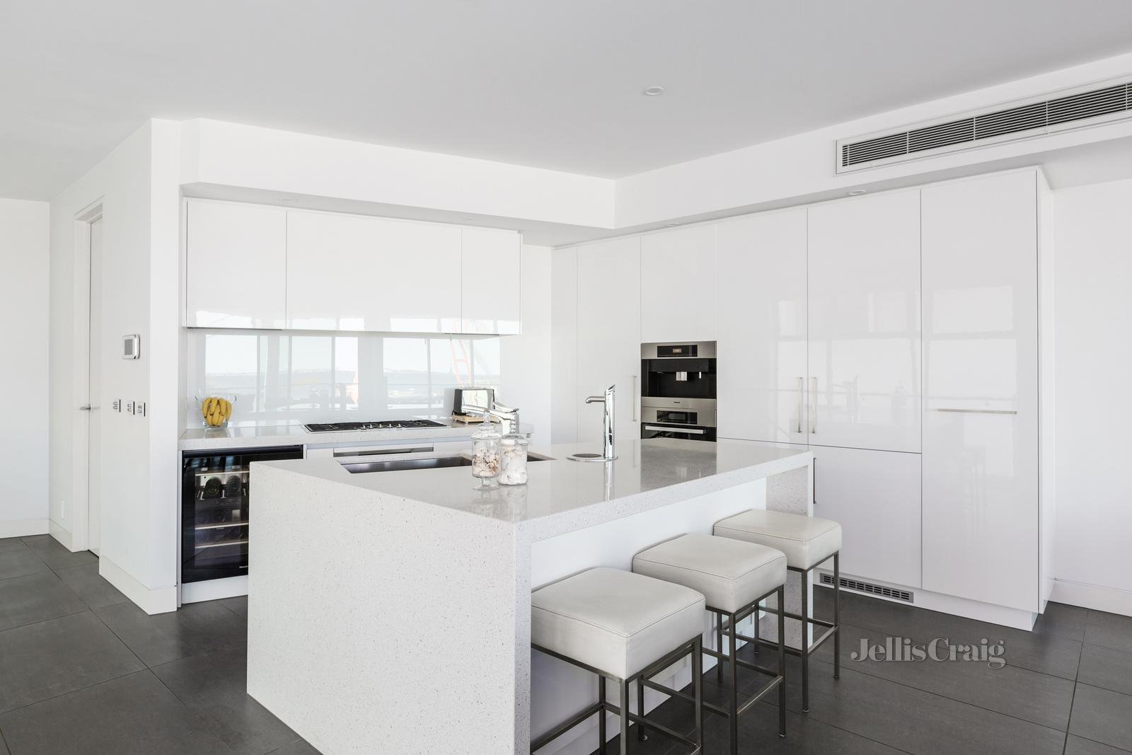 1/10 Marine Parade, St Kilda image 5