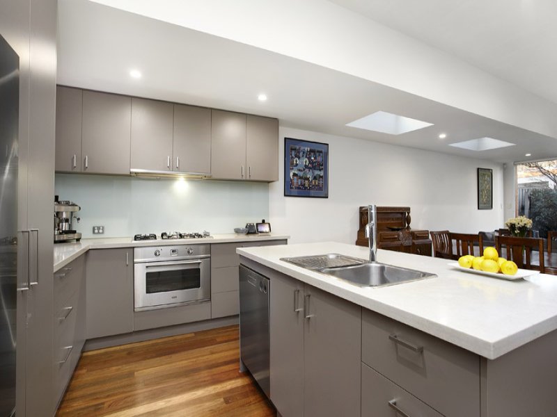 110 Mitford Street, Elwood image 3