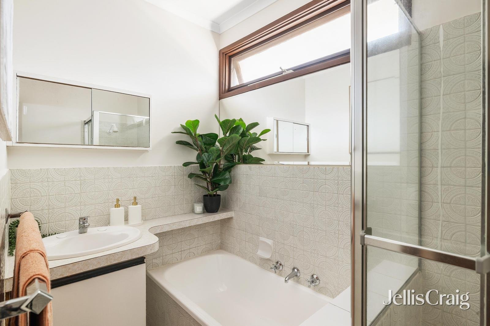 1/10 Seymour Grove, Camberwell image 6