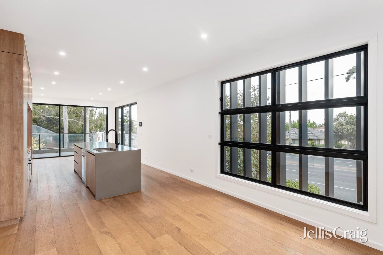 1/1067 Doncaster Road, Doncaster East image 3