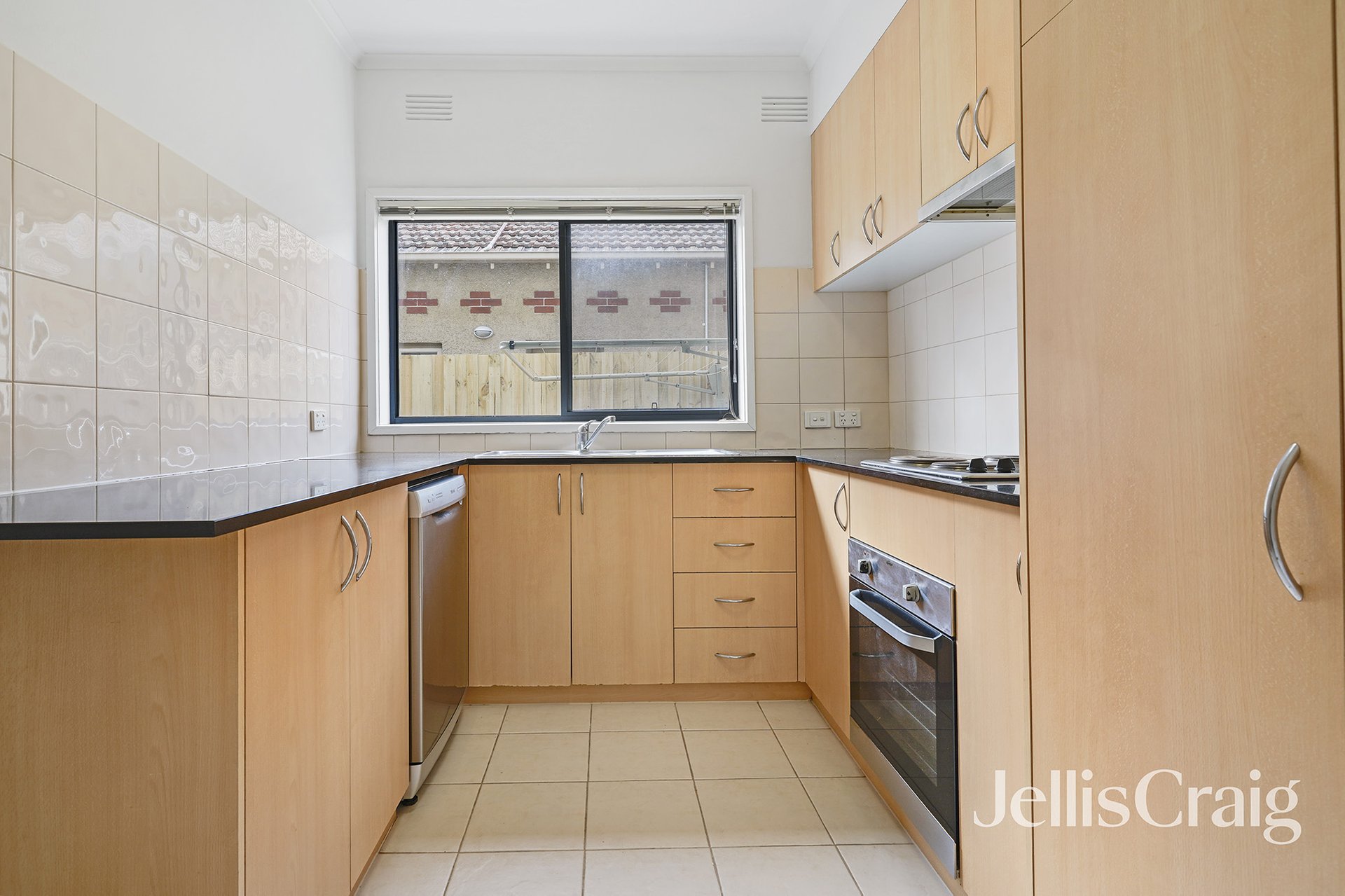 1/10a Eddys Grove, Bentleigh image 3