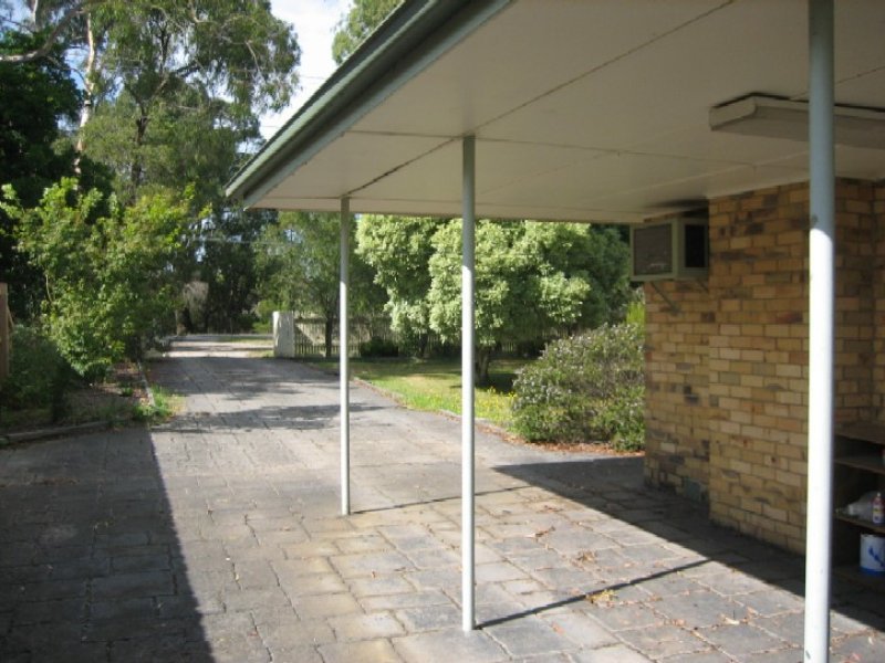 111 Cambridge Road, Mooroolbark image 2