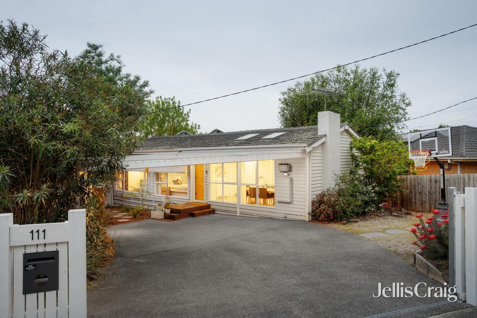 111 Yallambie Road, Macleod image 1