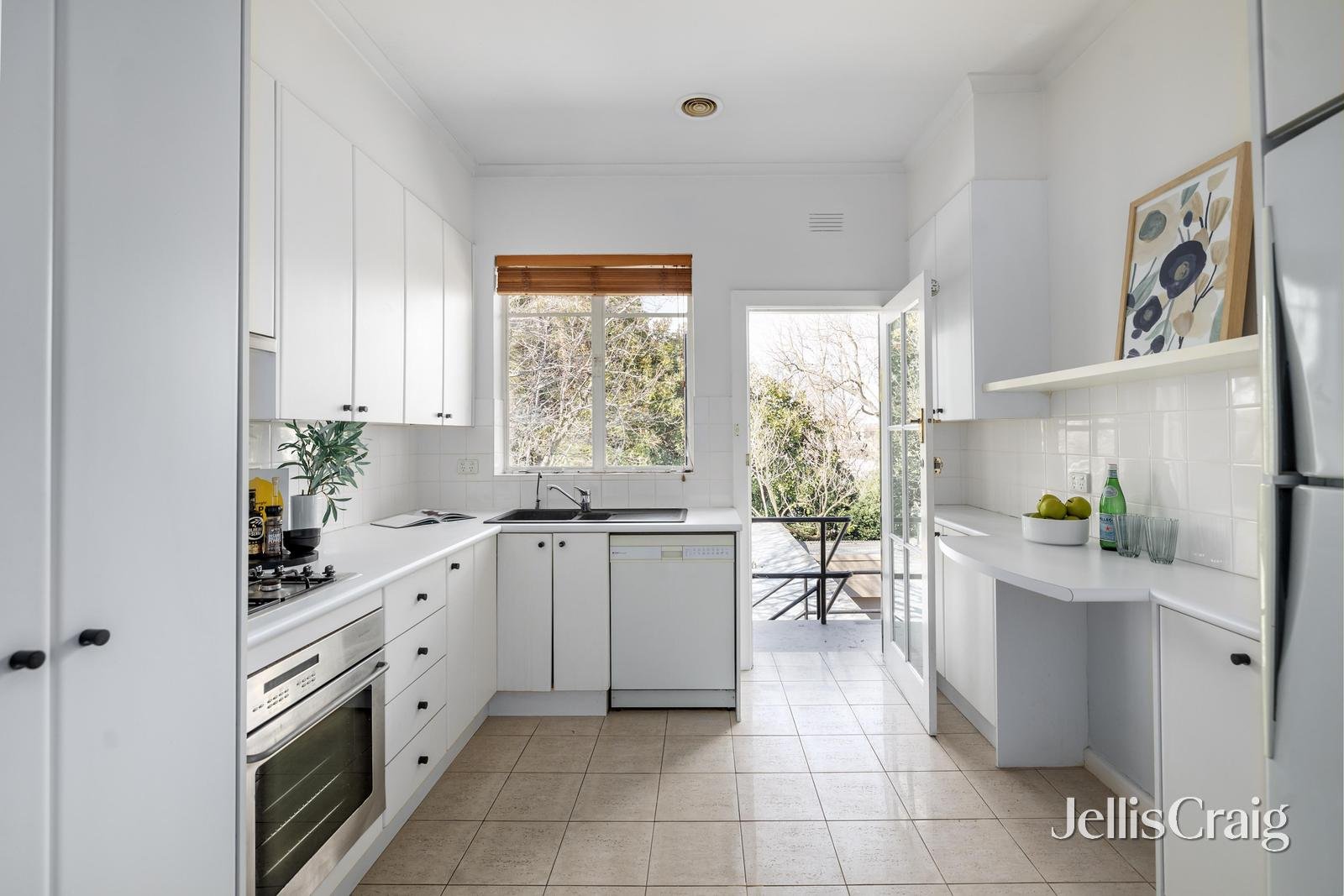 11/10 Hopetoun Road, Toorak image 2