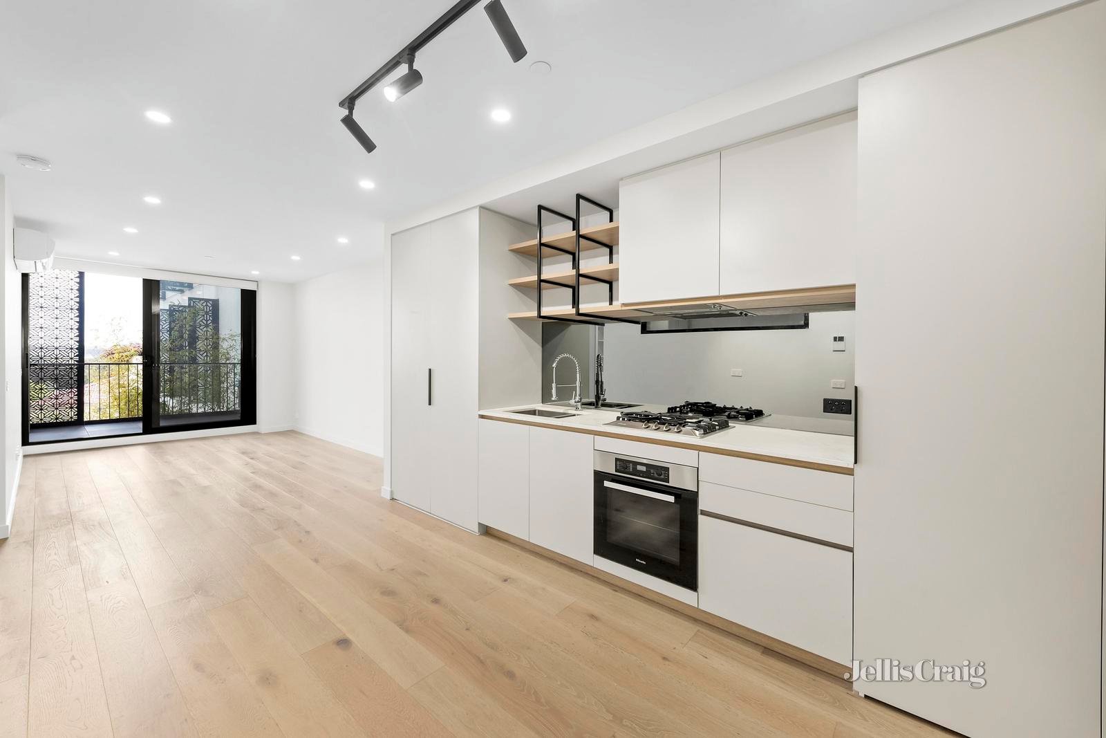 111/1 Red Hill Terrace, Doncaster East image 2