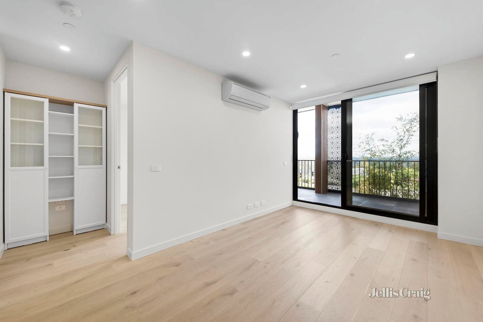 111/1 Red Hill Terrace, Doncaster East image 4
