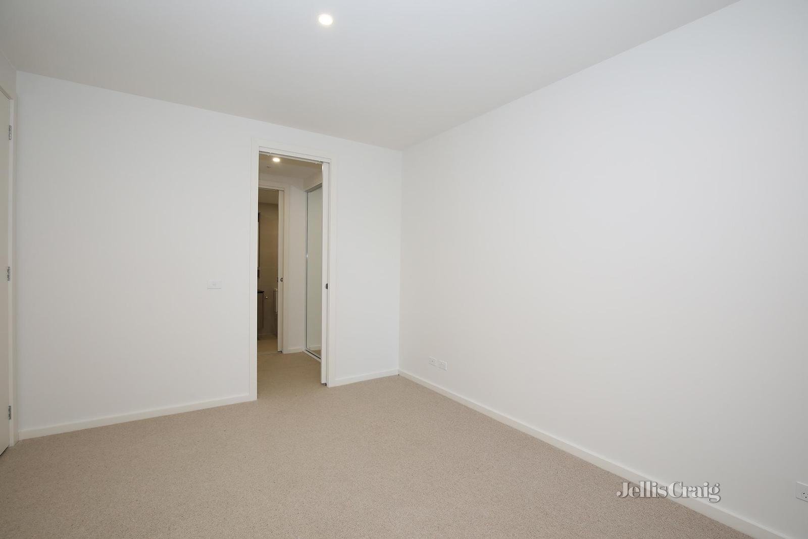 111/3 Mitchell Street, Doncaster East image 6