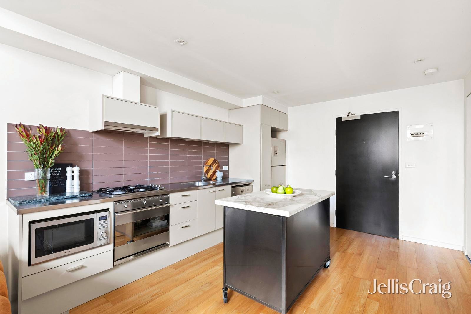 111/61 Mackenzie Street, Melbourne image 3