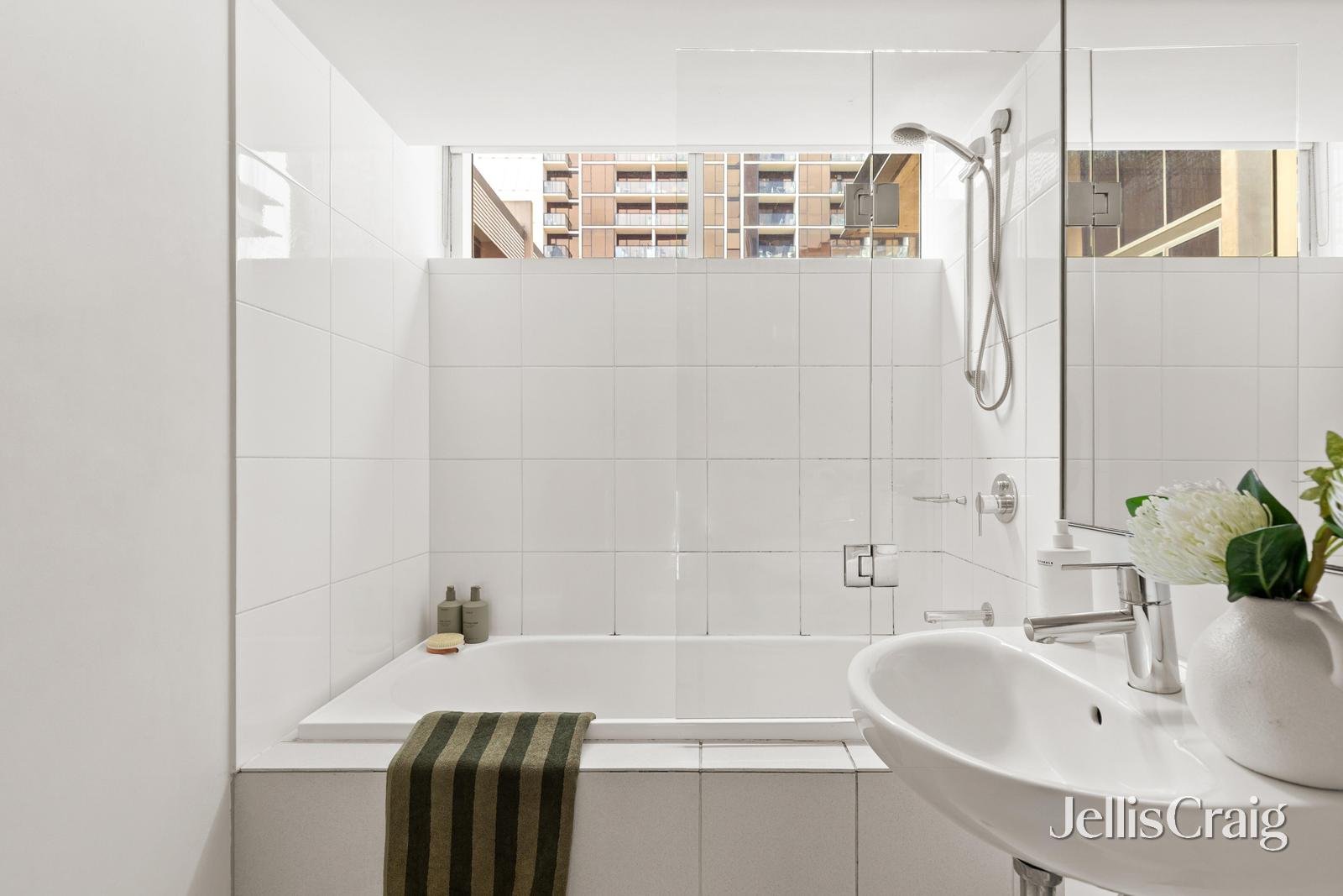 111/61 Mackenzie Street, Melbourne image 8