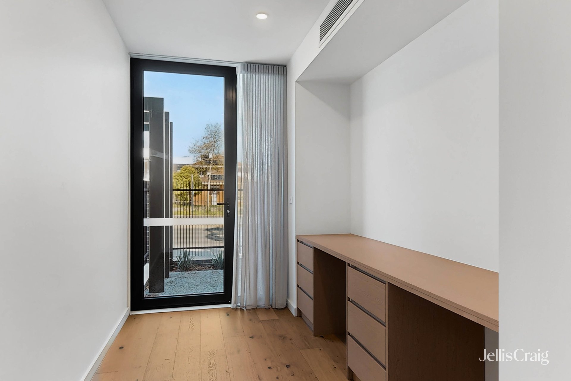 11/19 Whitehorse Road, Blackburn image 3