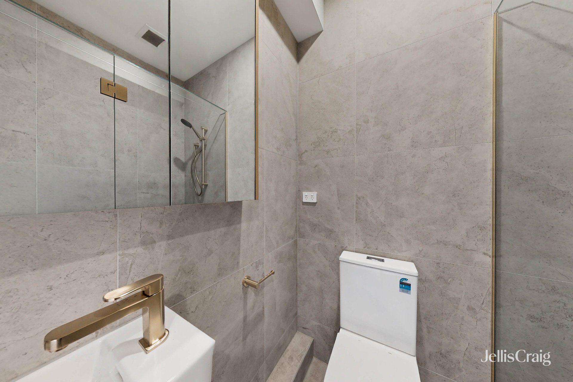 11/19 Whitehorse Road, Blackburn image 5