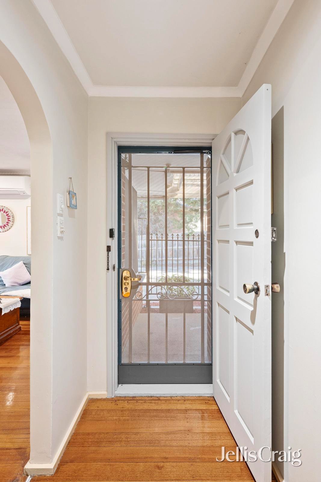 1/12 Gary Court, Croydon image 2