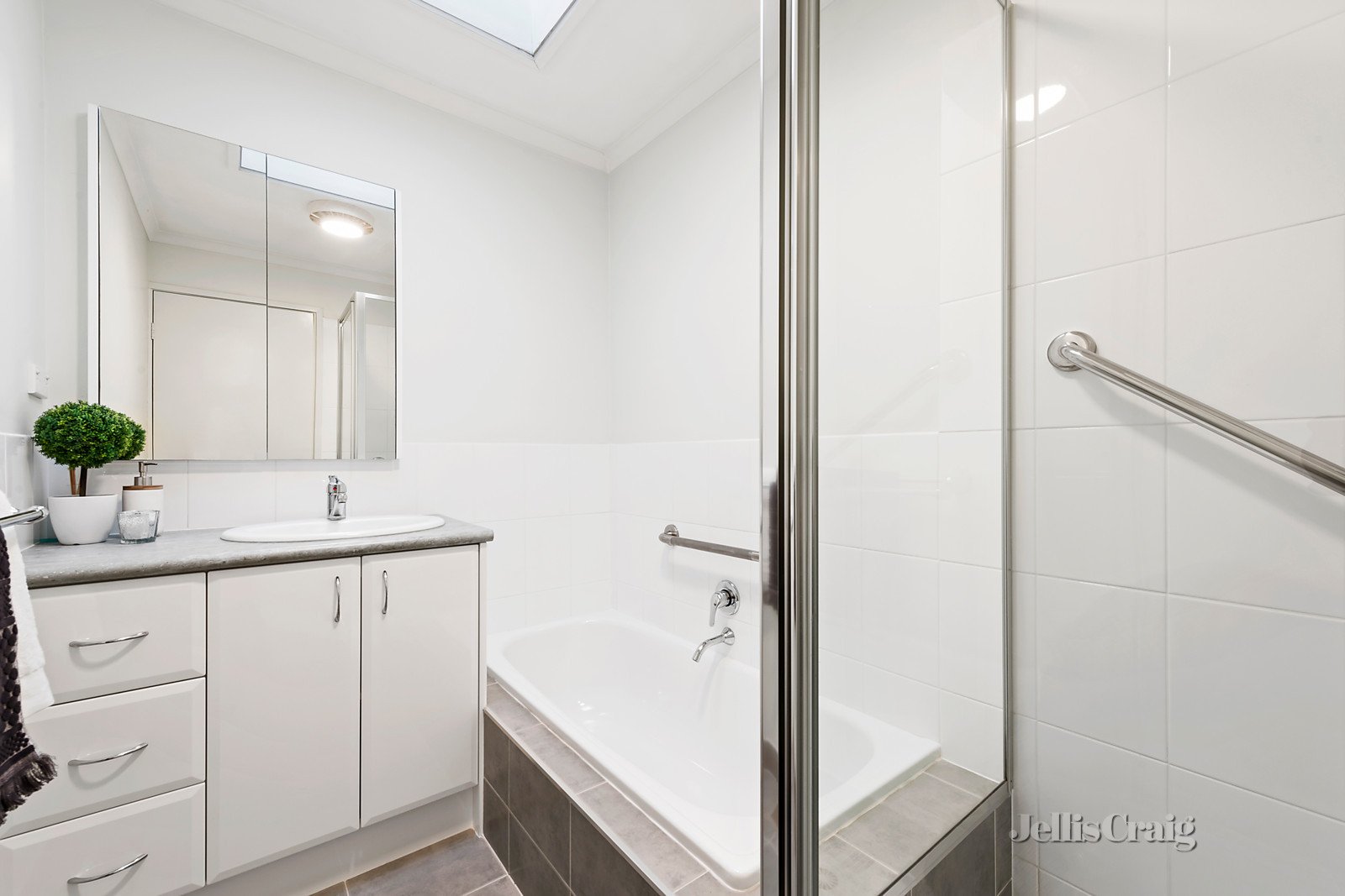 1/12 Hume Street, Greensborough image 7