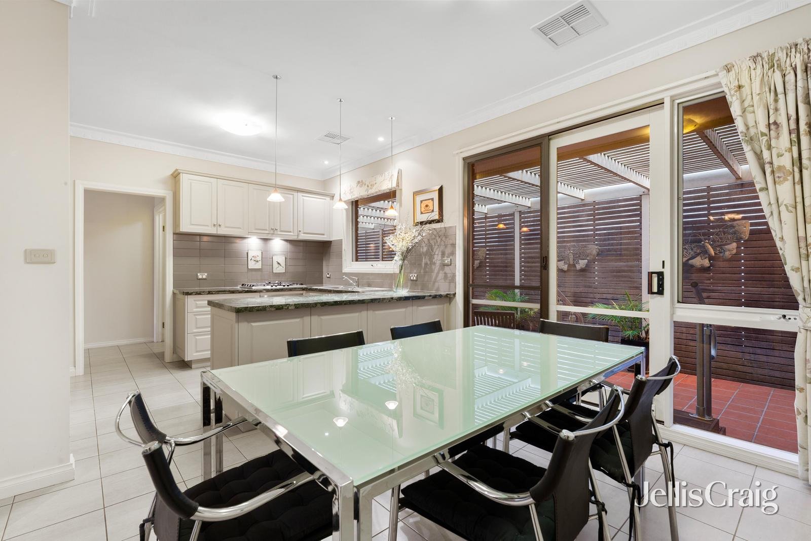 1/12 King Street, Balwyn image 4
