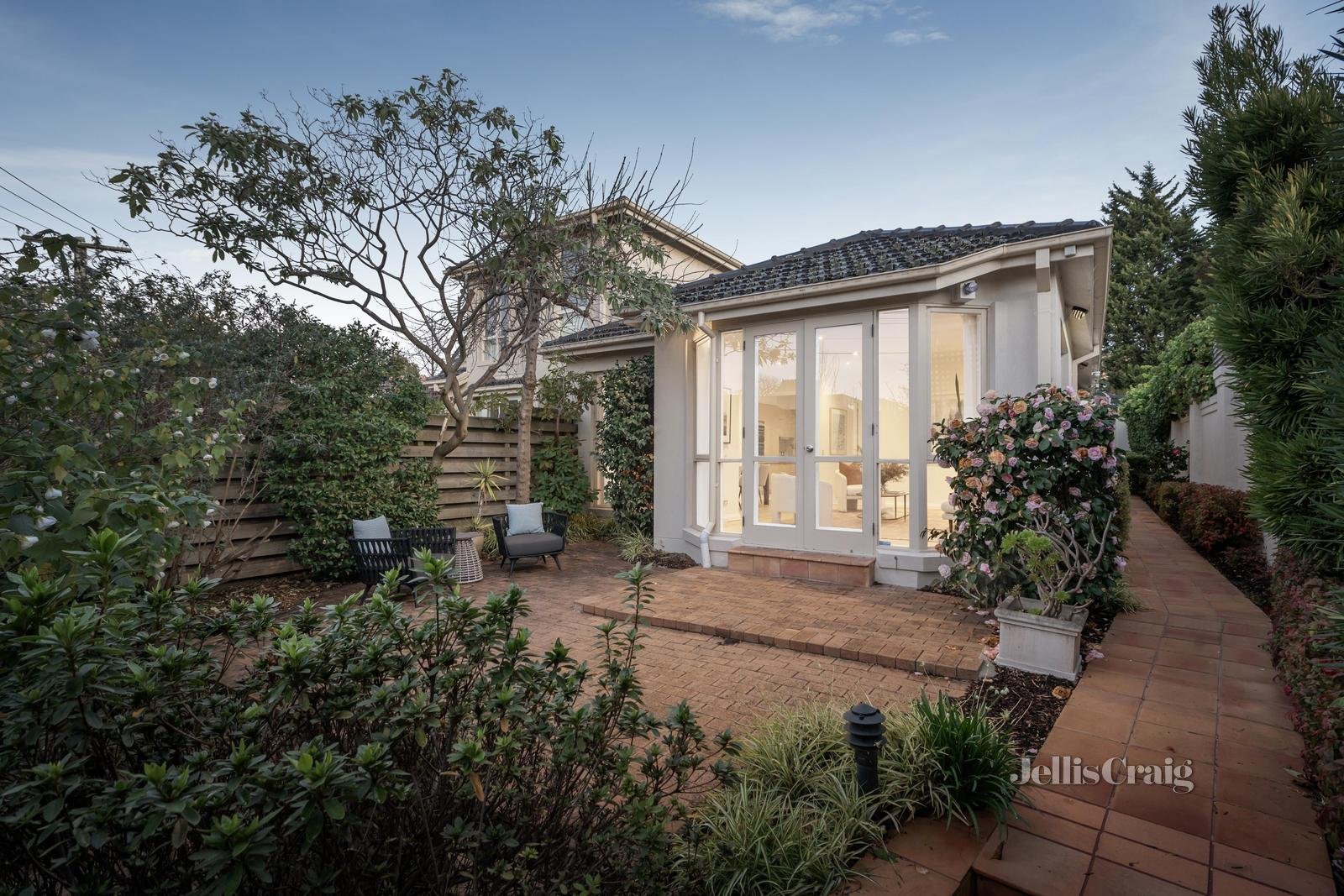 1/12 Lambert Road, Toorak image 2