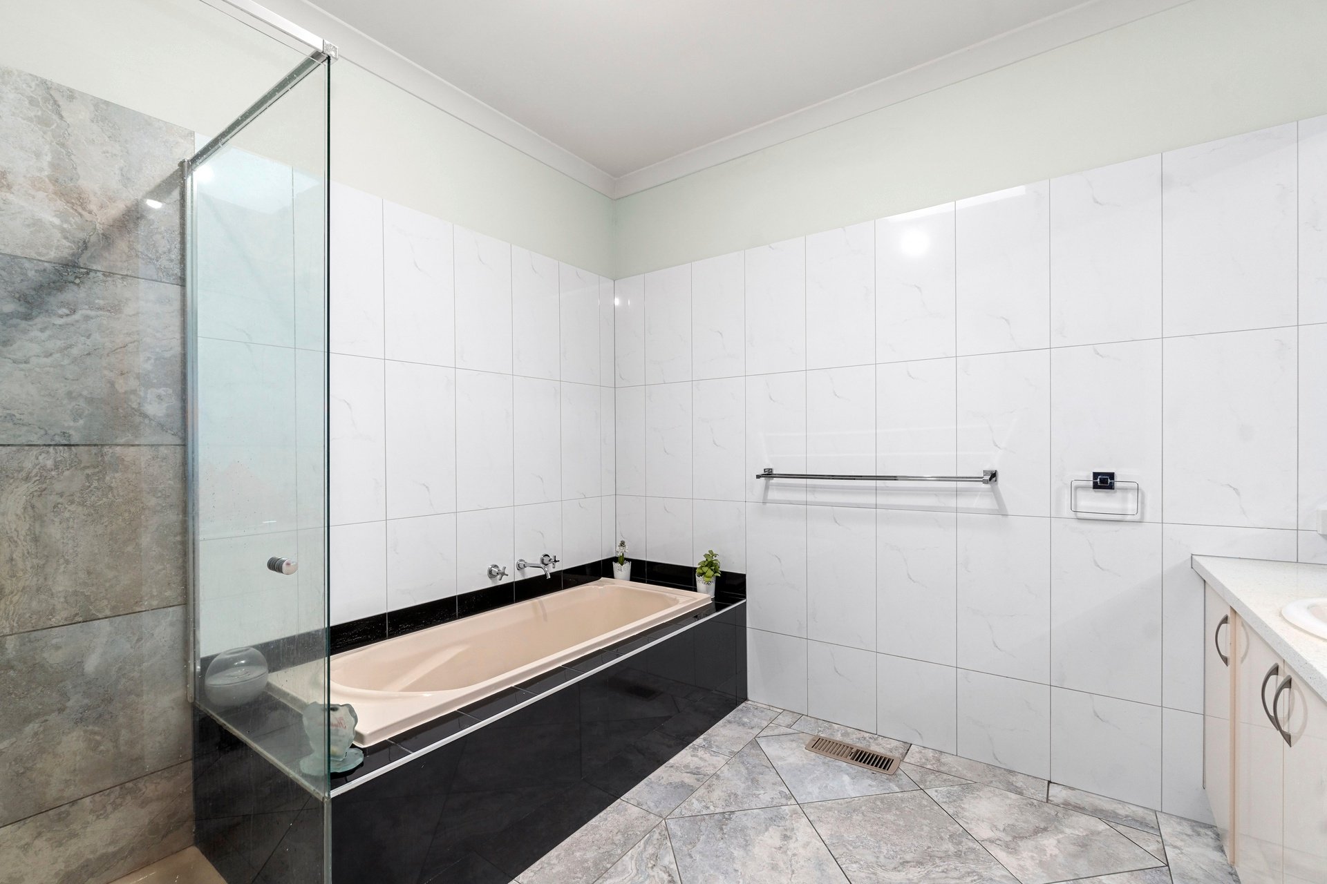 1/12 Manton Street, Heidelberg image 7