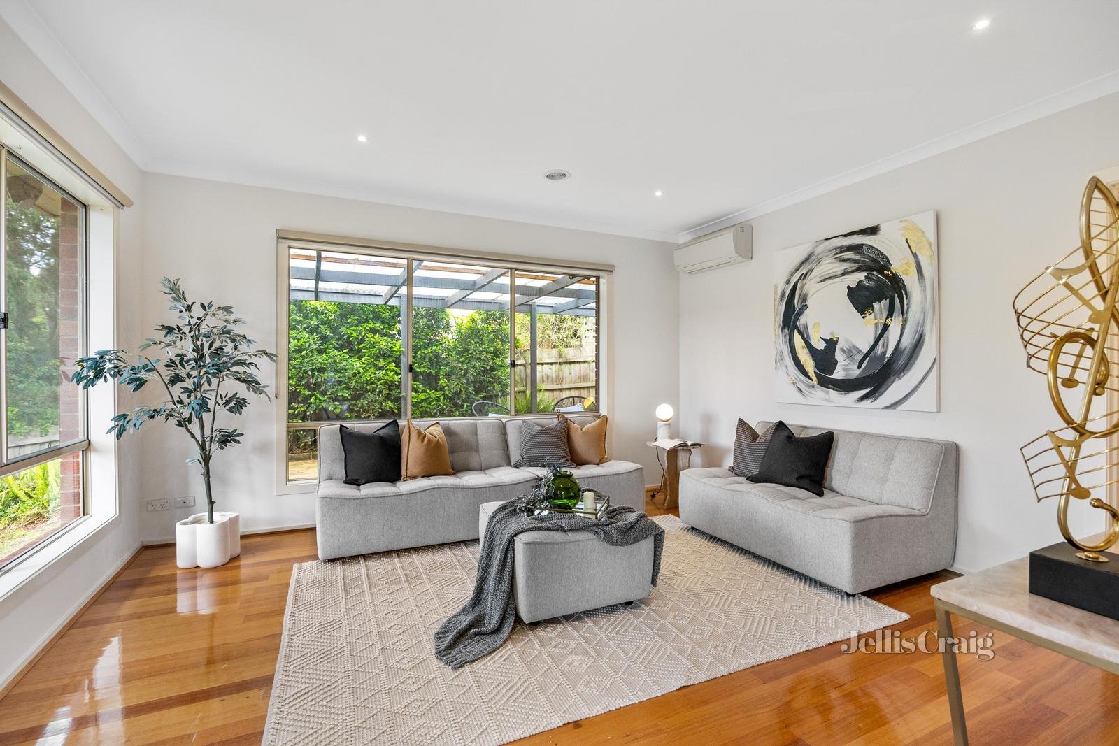 1/12 Miller Crescent, Mount Waverley image 2