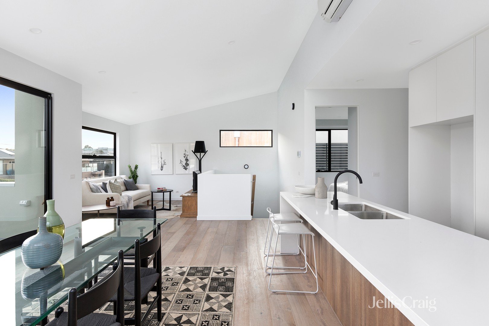 1/12 Sandown Road, Ascot Vale image 2