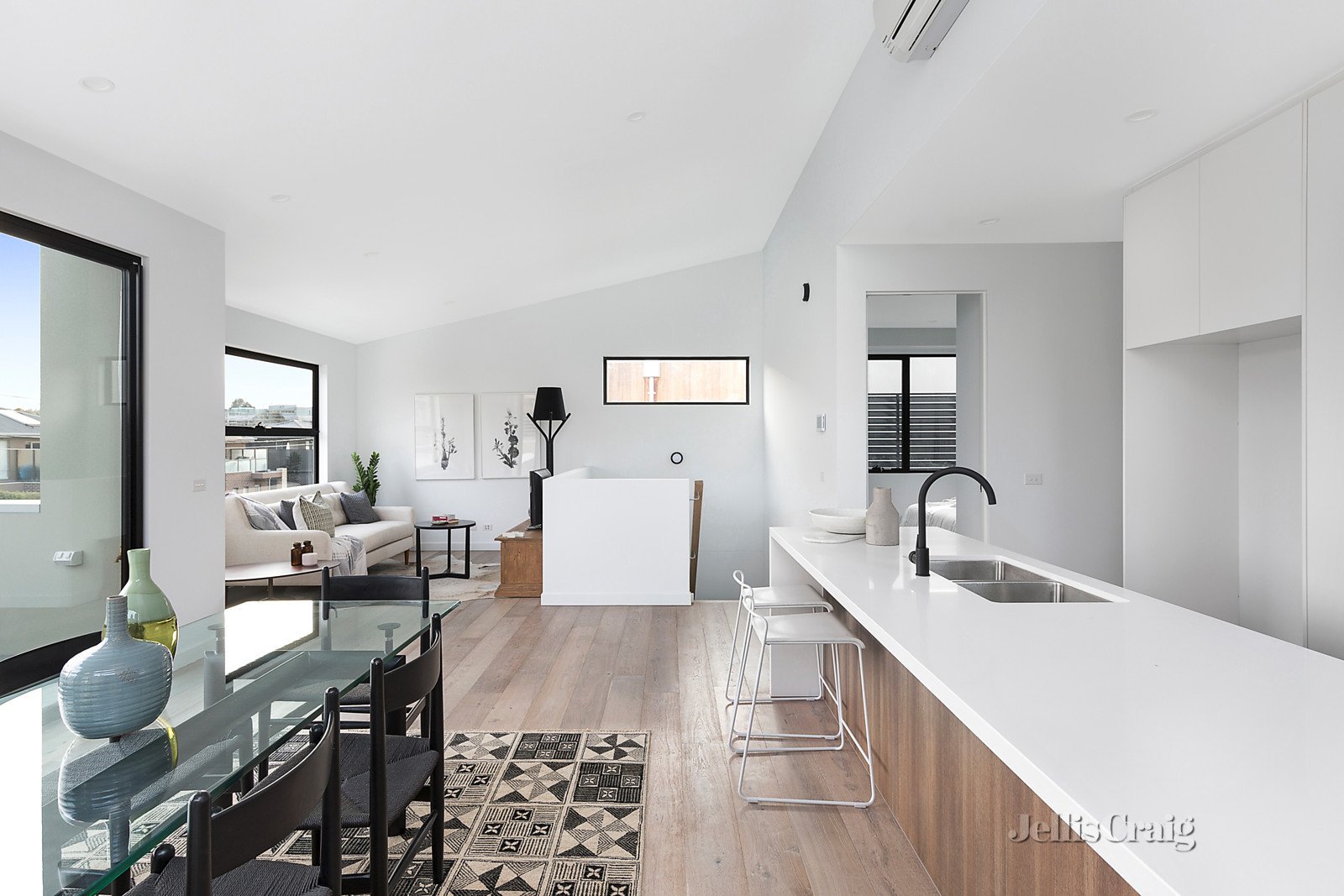 1/12 Sandown Road, Ascot Vale image 2