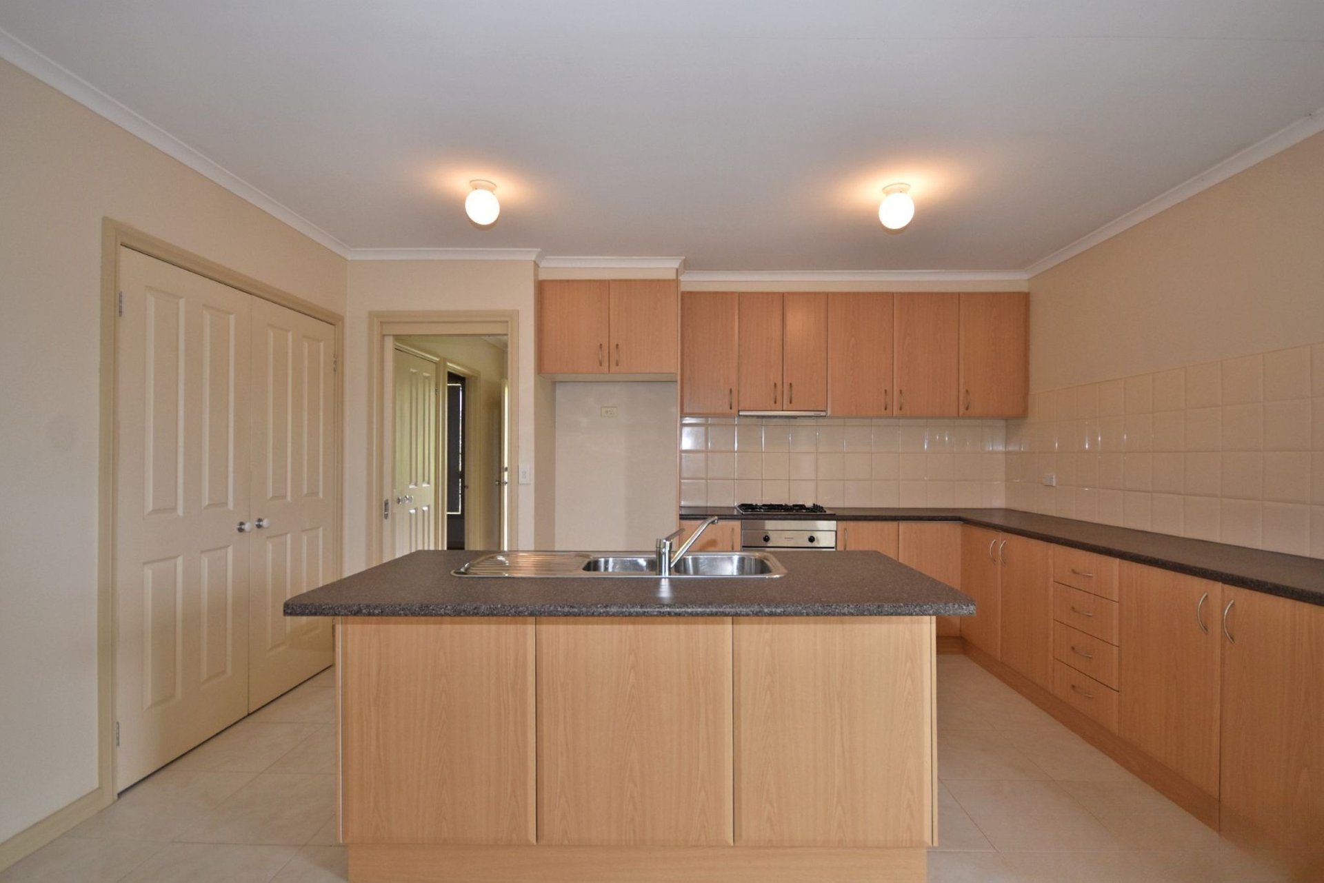 1/12 Victoria Road, Lilydale image 2