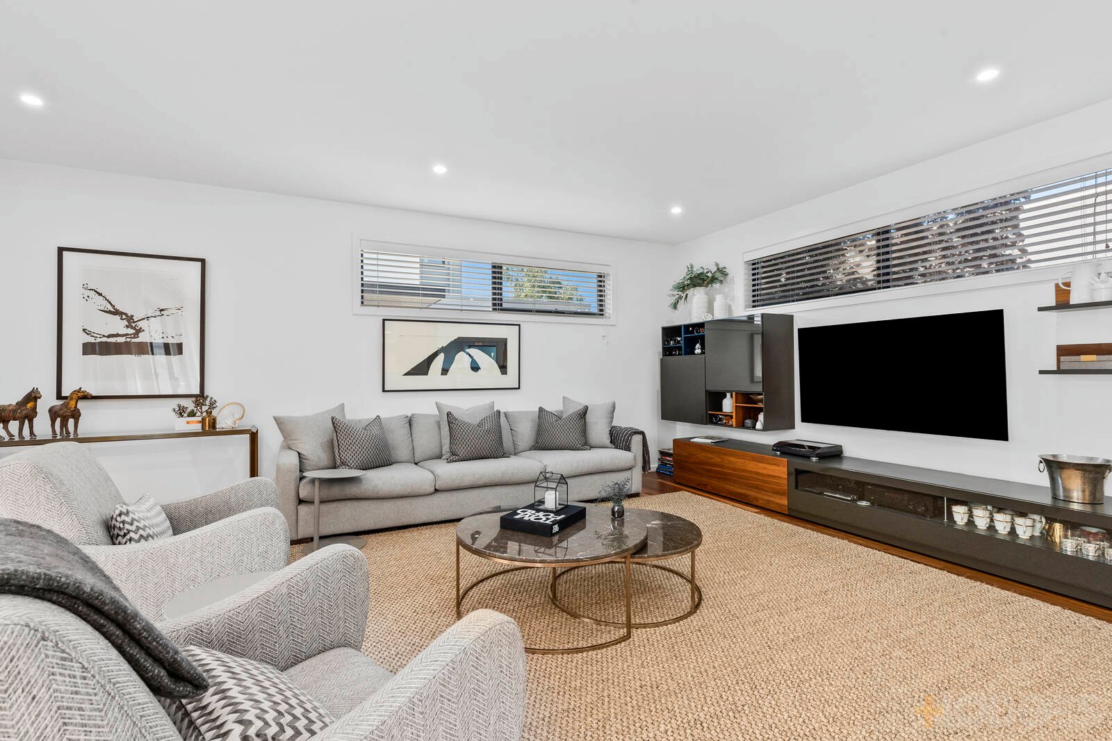 1 / 12 Vista Road Newtown