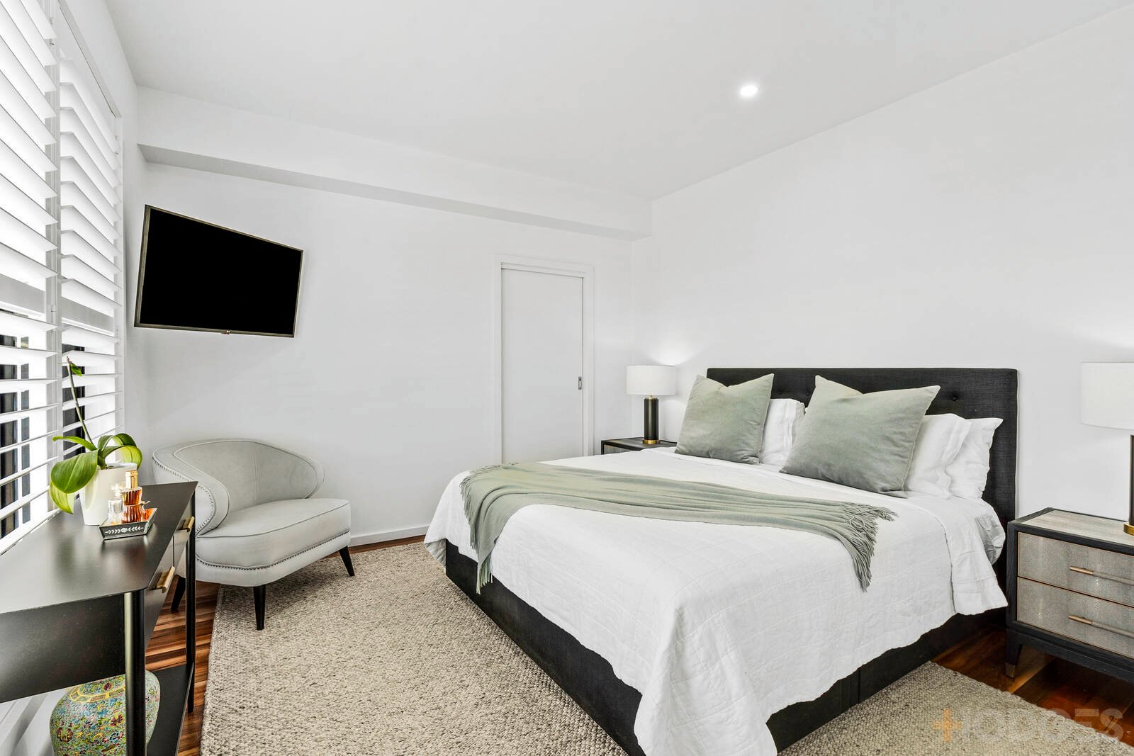 1 / 12 Vista Road Newtown