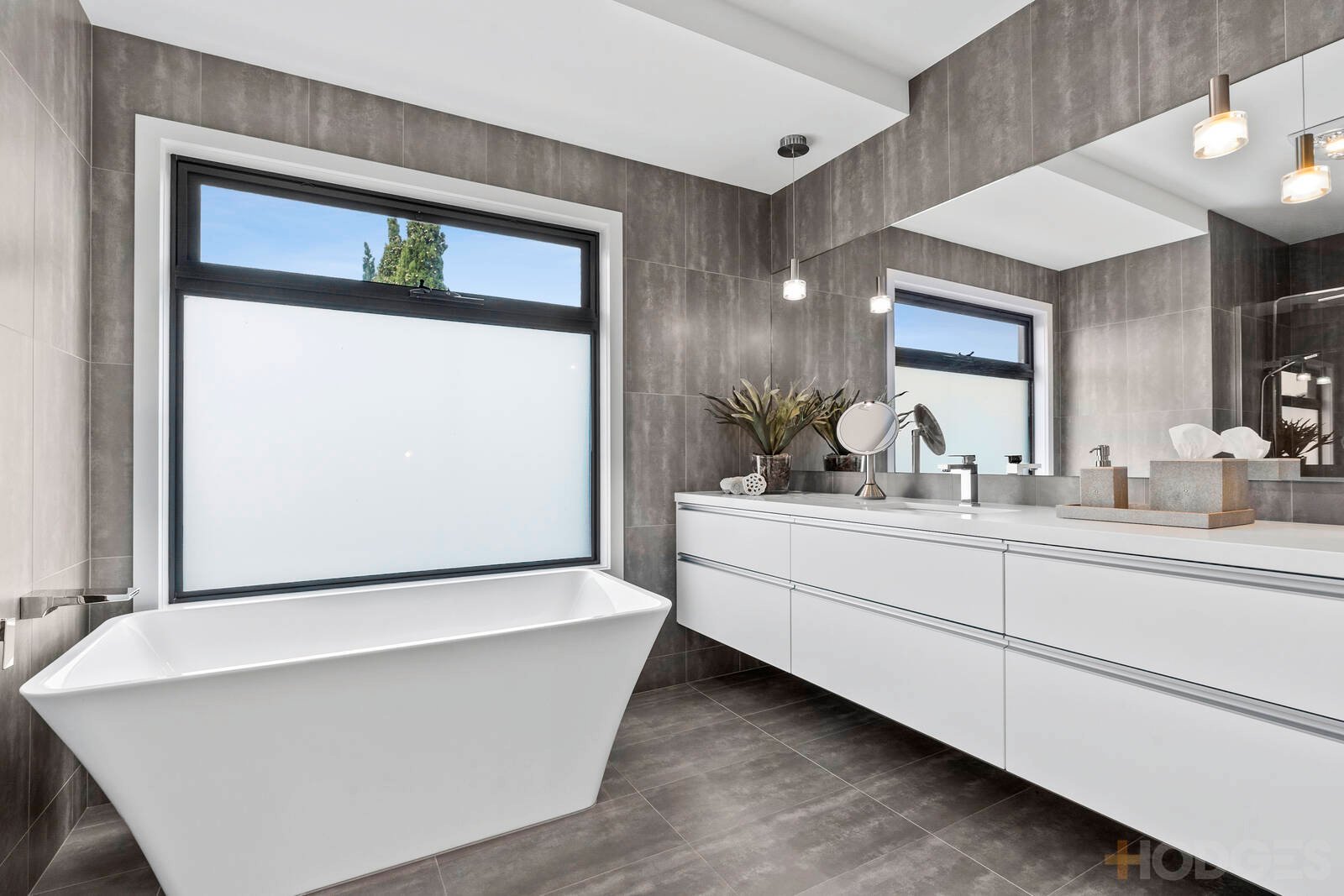 1 / 12 Vista Road Newtown