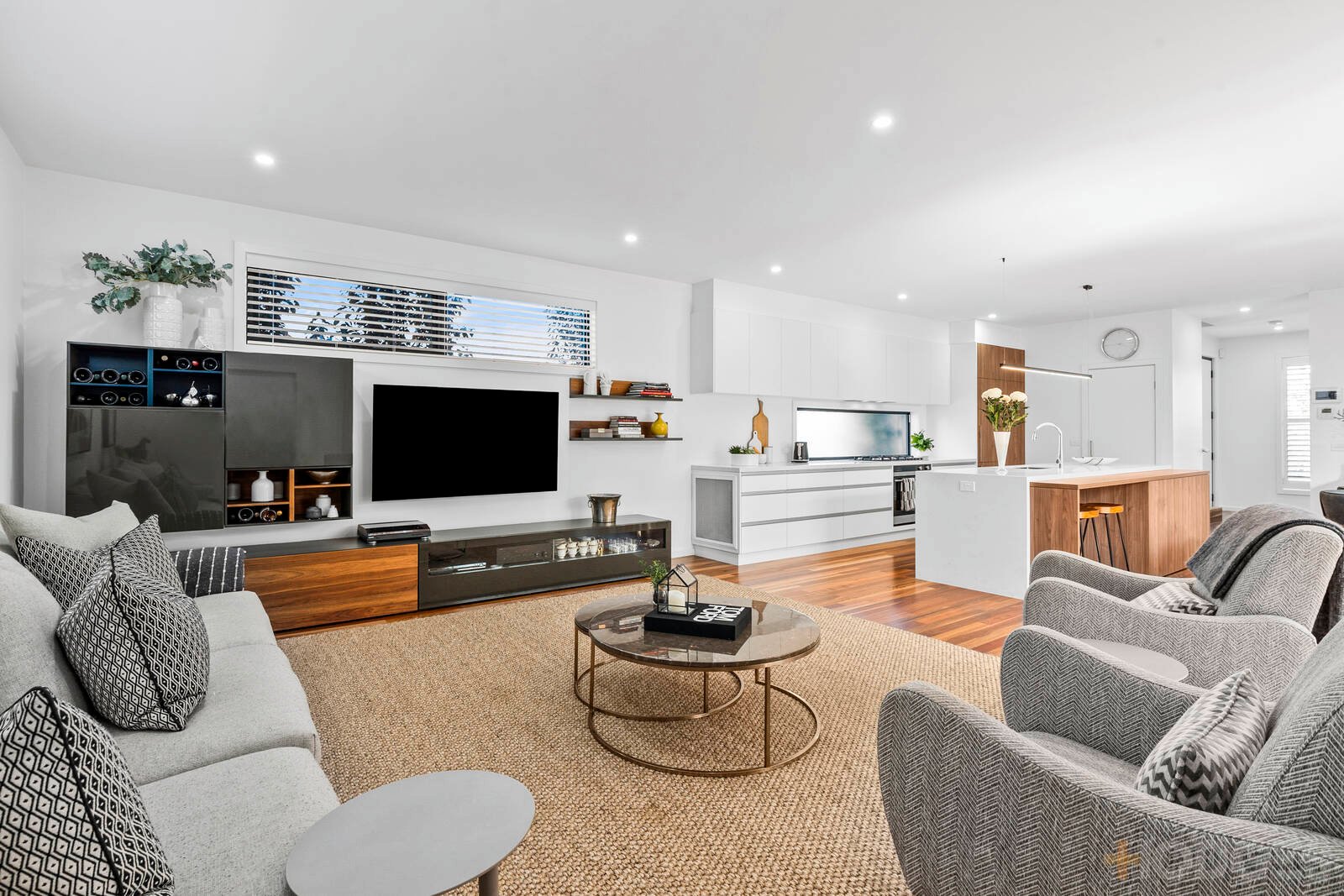 1 / 12 Vista Road Newtown