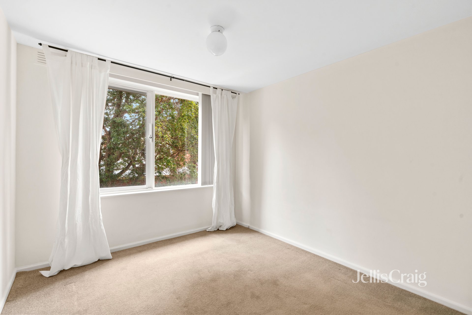 11/21 Tintern Avenue, Toorak image 4