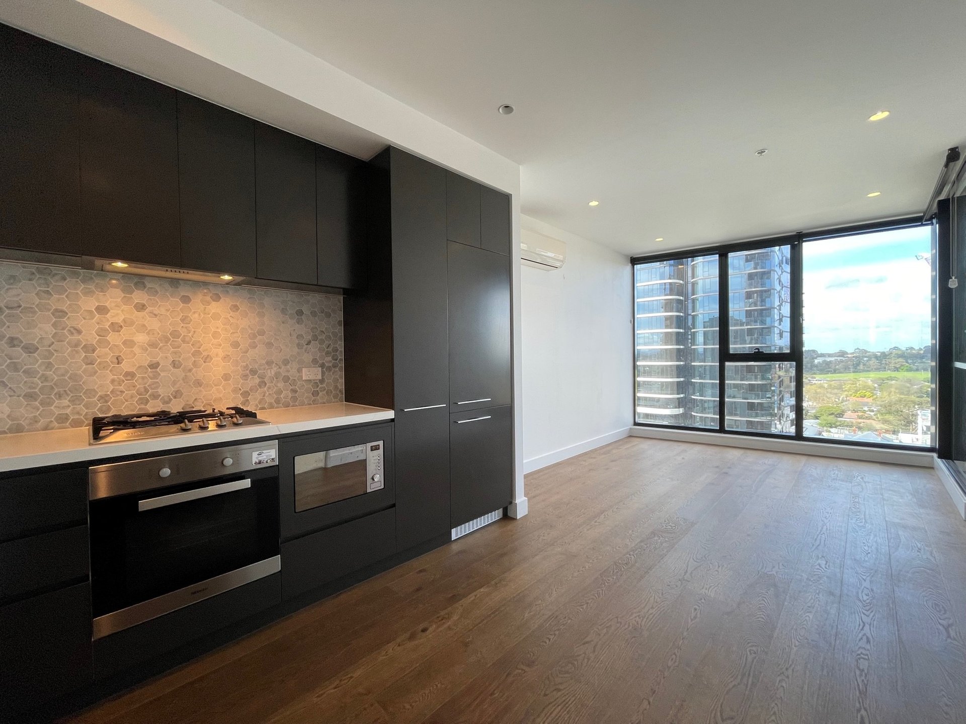 1122/850 Whitehorse Road, Box Hill image 2