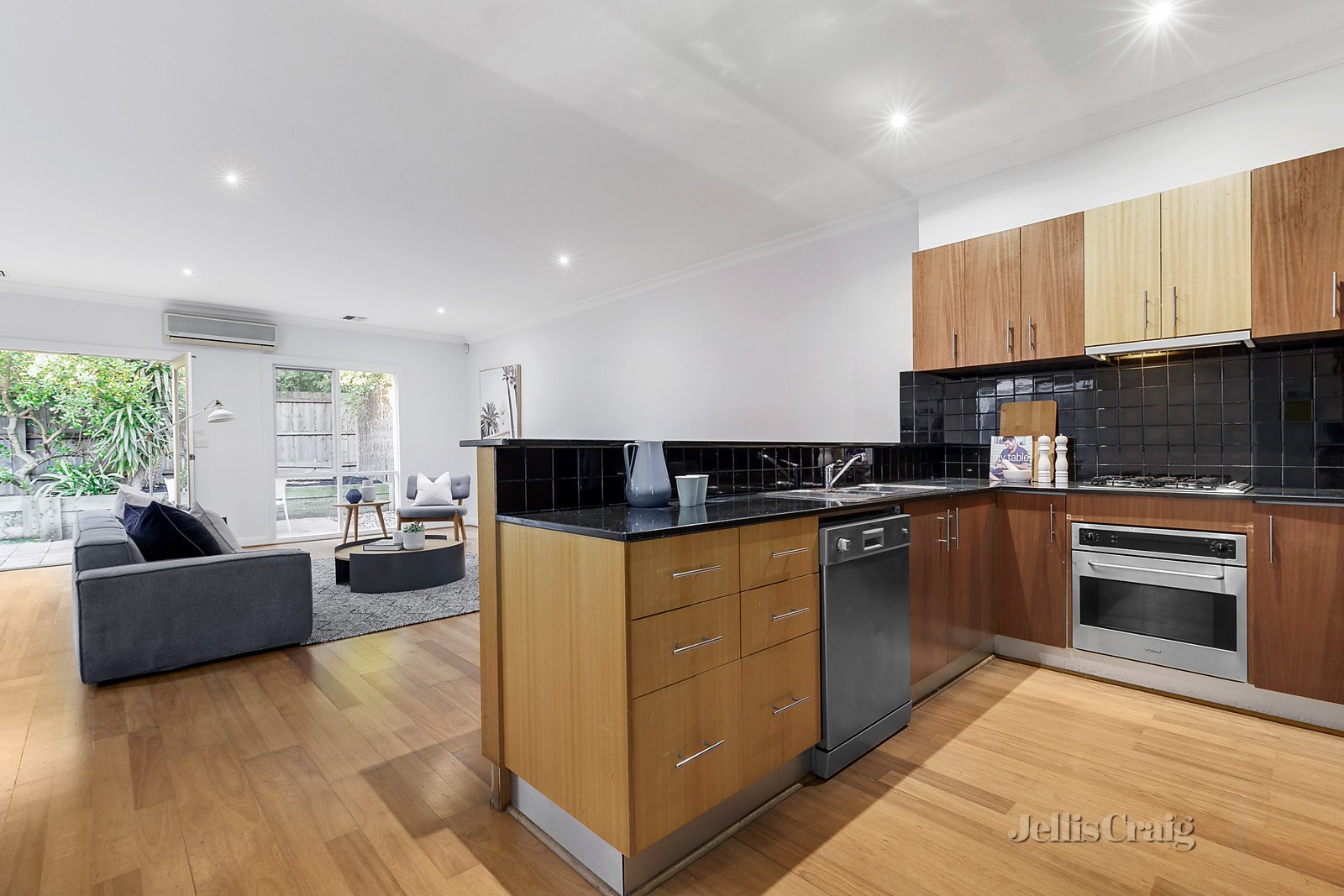 1/123 Patterson Road, Bentleigh image 3