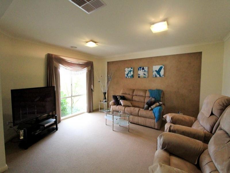 113 Canadian Lakes Boulevard, Canadian image 3