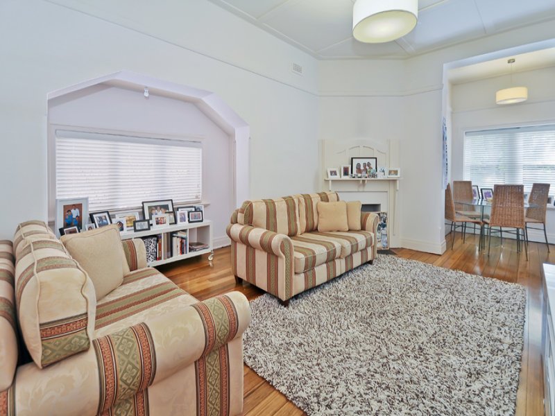 1/13 Loch Street, St Kilda West image 2