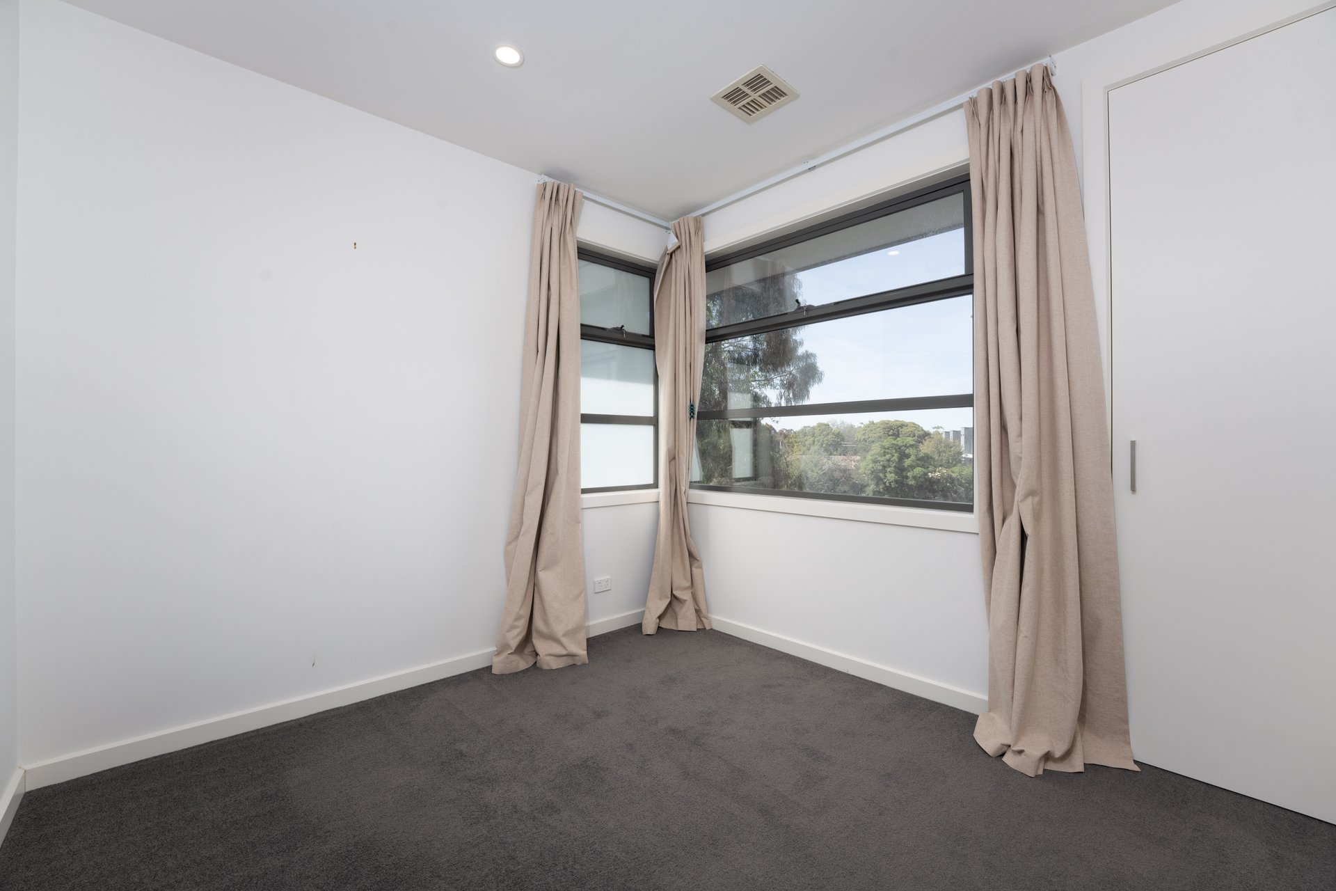 1/13 Whitehorse Road, Blackburn image 7